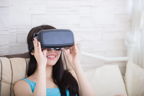 Mulher usando óculos VR headset — Fotografia de Stock