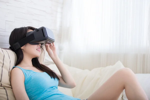 Mulher usando óculos VR headset — Fotografia de Stock