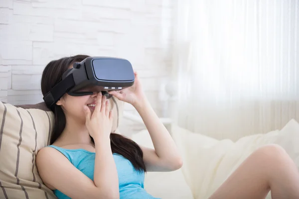 Mujer usando gafas VR —  Fotos de Stock