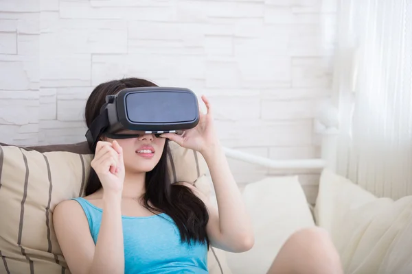 Mujer viendo realidad virtual —  Fotos de Stock