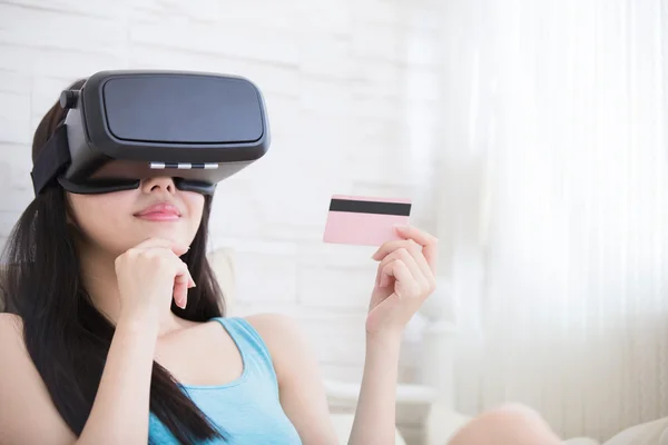 Mujer de compras por VR auriculares —  Fotos de Stock