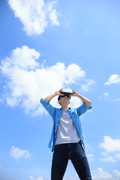 Hombre usando gafas de casco VR —  Fotos de Stock