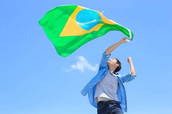 Homem segurando bandeira brasileira — Fotografia de Stock