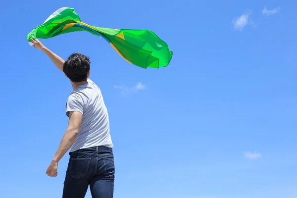 Hombre sosteniendo bandera brasileña — Foto de Stock
