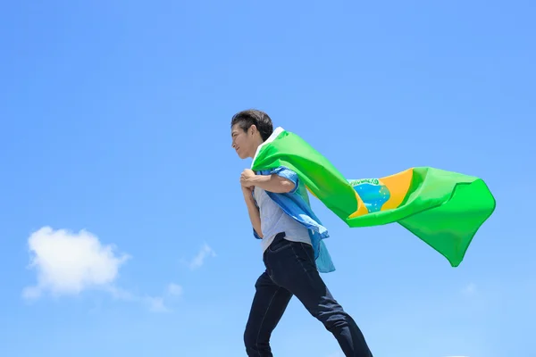 Hombre sosteniendo bandera brasileña — Foto de Stock