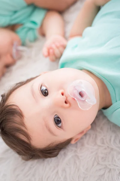 かわいい新生児赤ちゃんの双子 — ストック写真