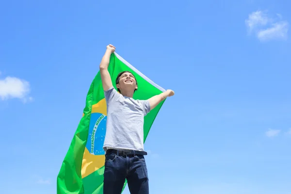 Hombre sosteniendo bandera brasileña — Foto de Stock