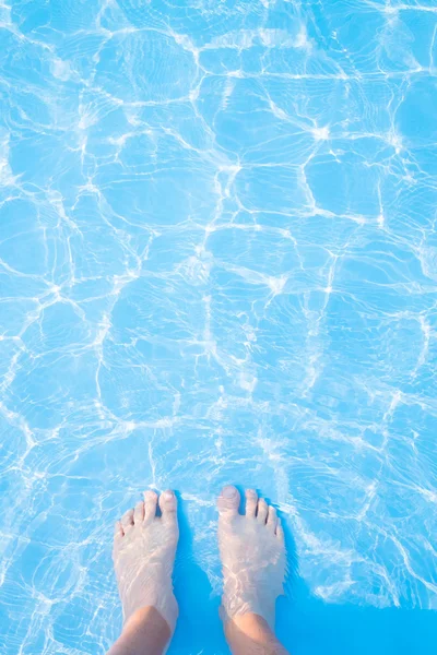 Barefoot man  and blue swimming pool — Stock Photo, Image