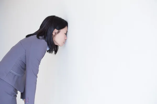 Žena dotyku bílé zdi s hlavou — Stock fotografie