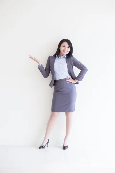 Business woman show something — Stock Photo, Image