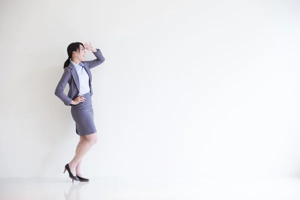 Geschäftsfrau schaut sich etwas an — Stockfoto