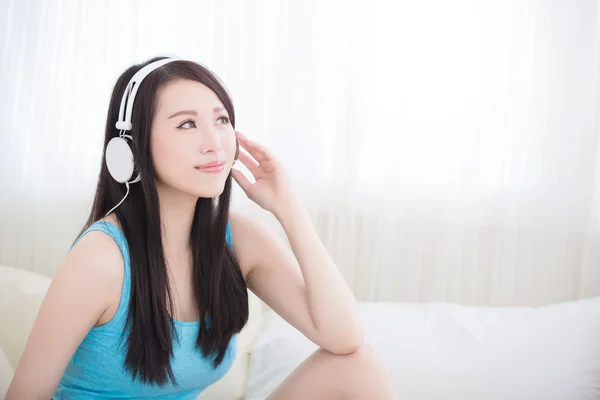 Fiatal nő élvezi a zenét — Stock Fotó