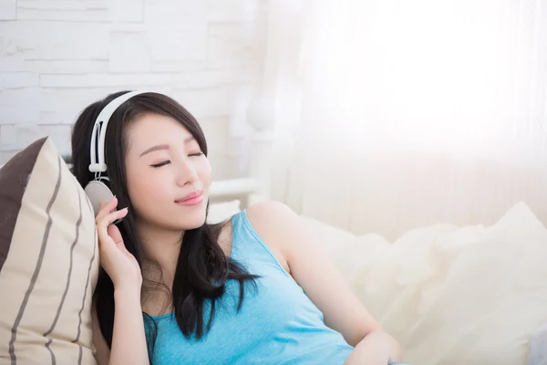 Mulher desfrutando da música e relaxante — Fotografia de Stock