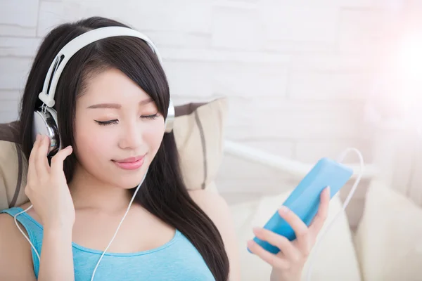 Mujer disfrutando de la música — Foto de Stock