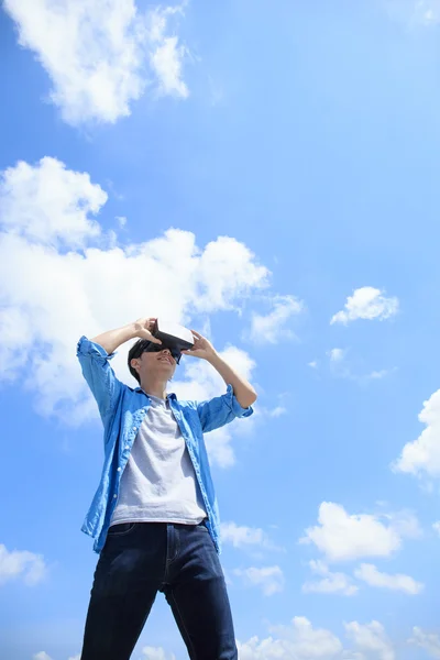 Hombre usando gafas de casco VR —  Fotos de Stock