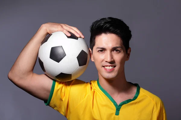 Esporte animado homem segurando futebol — Fotografia de Stock