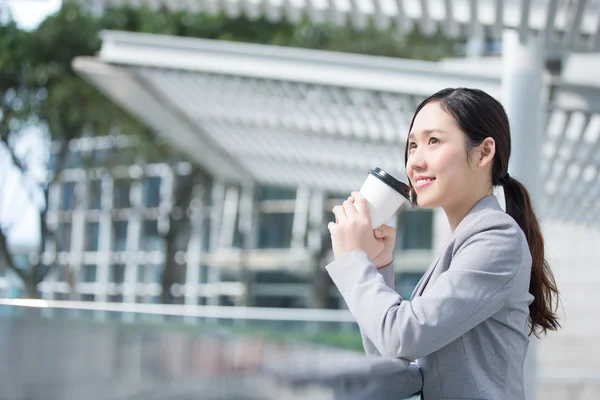 コーヒー カップを持つ女性実業家 — ストック写真
