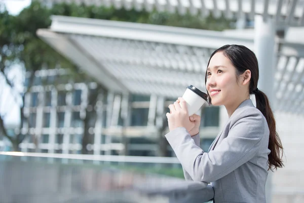 Business woman with coffee cup — Stock Photo, Image