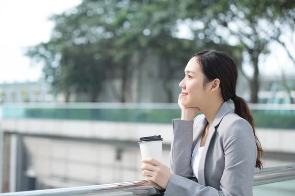 コーヒー カップを持つ女性実業家 — ストック写真