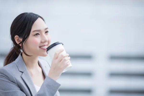 Zakenvrouw met koffiekopje — Stockfoto