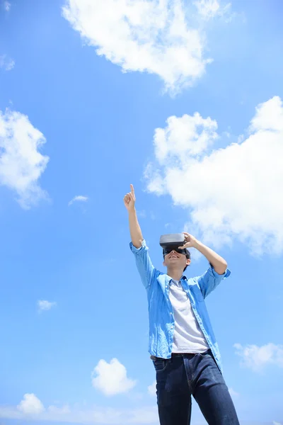 Hombre usando gafas de casco VR —  Fotos de Stock