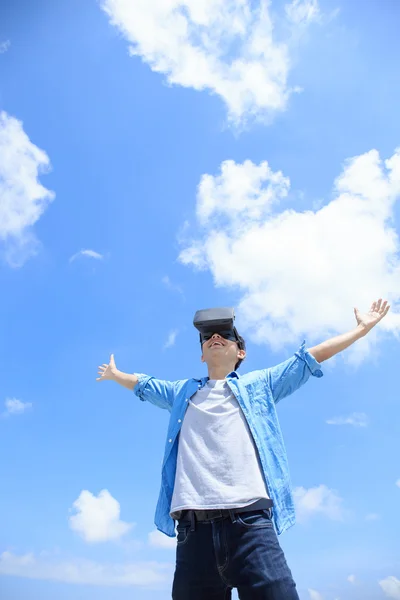 Man using VR headset glasses — Stock Photo, Image