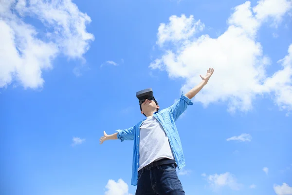 Man using VR headset glasses — Stock Photo, Image