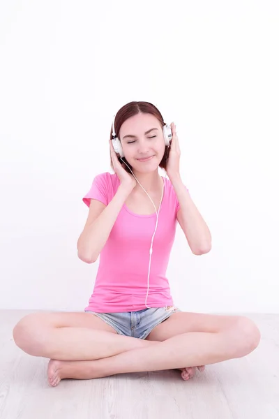 Young woman  listening to  music — Stock Photo, Image