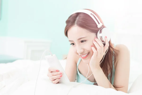 Mujer disfrutando de la música — Foto de Stock