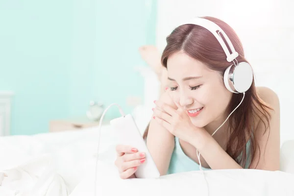Жінка слухає музику — стокове фото