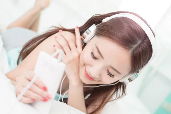 Mujer escuchando música —  Fotos de Stock