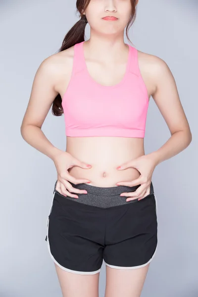 Mujer pellizcando estómago — Foto de Stock