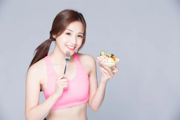 Mujer comiendo ensalada — Foto de Stock