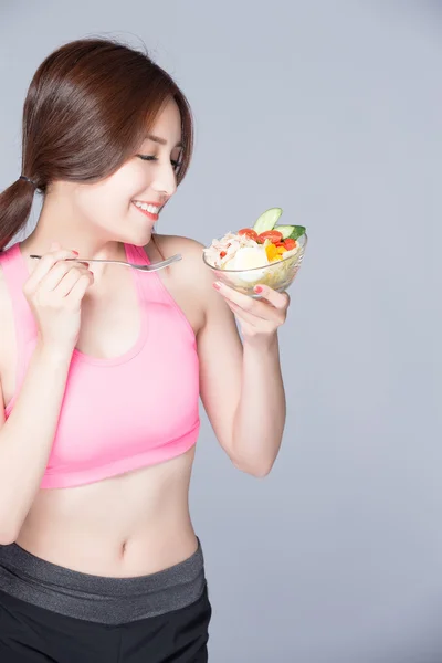 Mujer comiendo ensalada —  Fotos de Stock