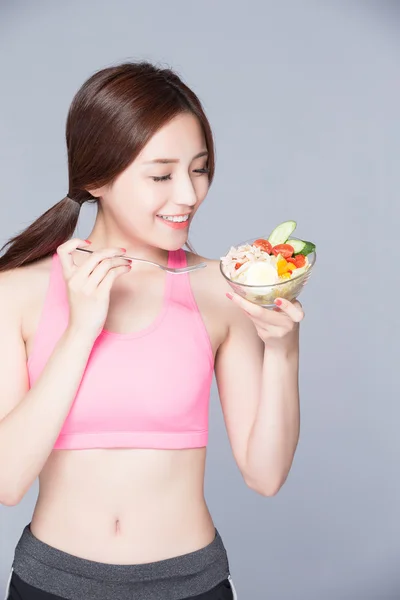 Woman eating  salad — Stock Photo, Image