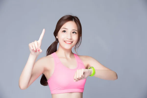 Mujer usando watc inteligente — Foto de Stock