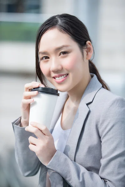 Nő kezében kávéscsésze — Stock Fotó