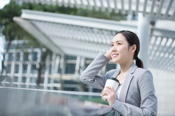 Mulher segurando xícara de café — Fotografia de Stock