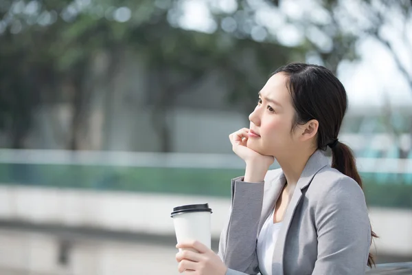 Zakelijke vrouw bedrijf koffie beker — Stockfoto