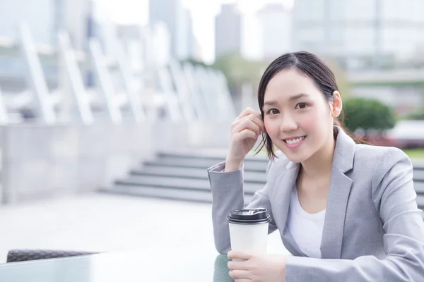 コーヒー カップを持つ女性実業家 — ストック写真