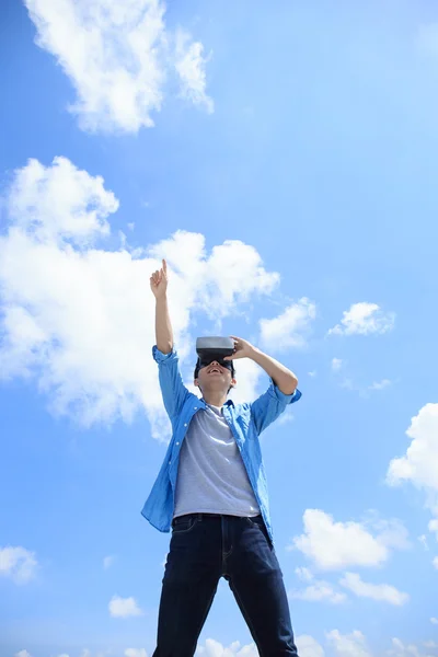 Man  using VR headset glasses — Stock Photo, Image