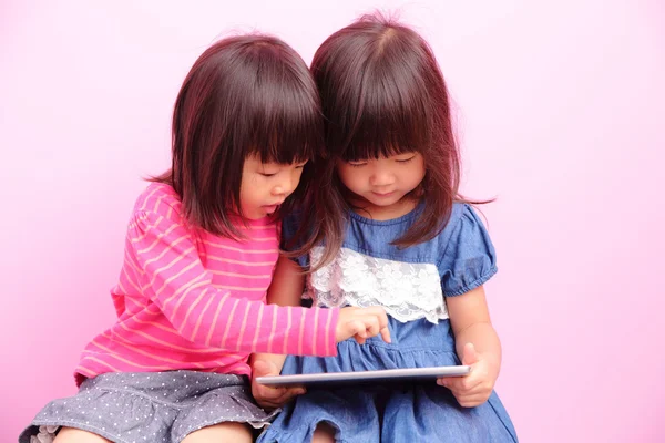 Kleine meisjes met behulp van Tablet PC — Stockfoto
