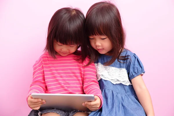 Meninas usando tablet — Fotografia de Stock