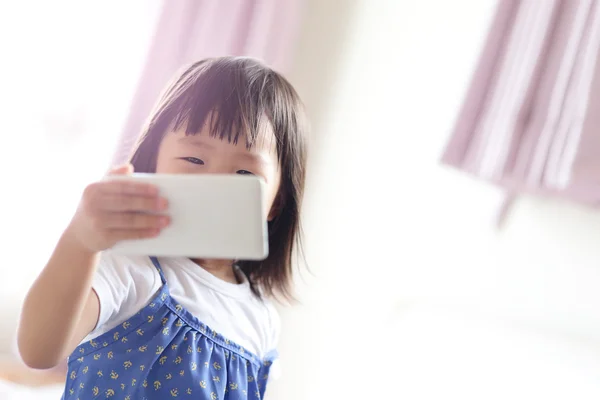 Dziewczyna korzystająca z tabletu — Zdjęcie stockowe