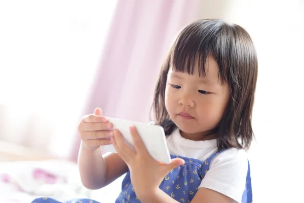 Menina usando tablet pc — Fotografia de Stock