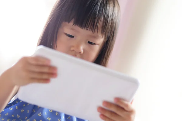 Menina usando tablet pc — Fotografia de Stock