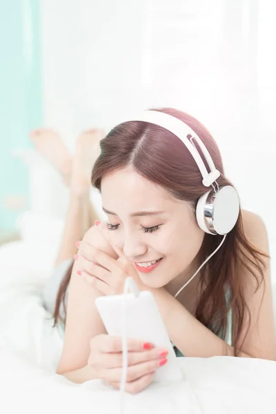 Frau genießt Musik — Stockfoto