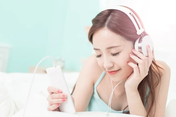 Woman enjoying music — Stock Photo, Image