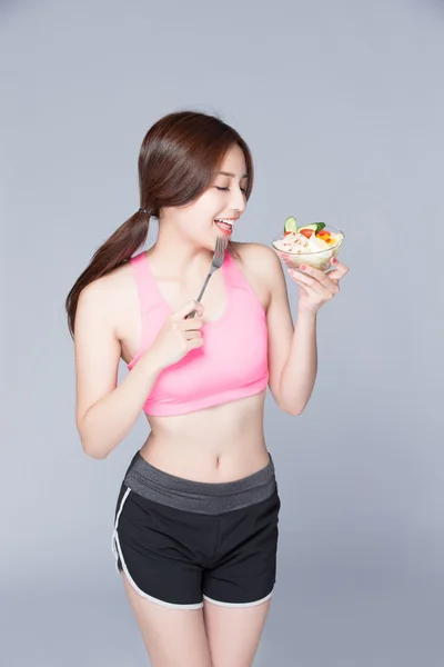 Mujer comiendo ensalada y sonriendo —  Fotos de Stock