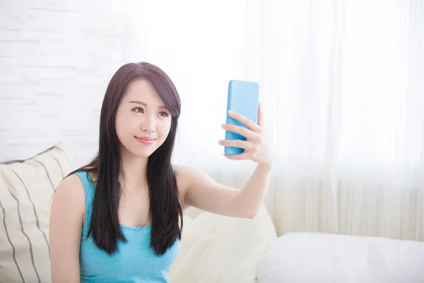 Młoda kobieta jest biorąc selfie — Zdjęcie stockowe